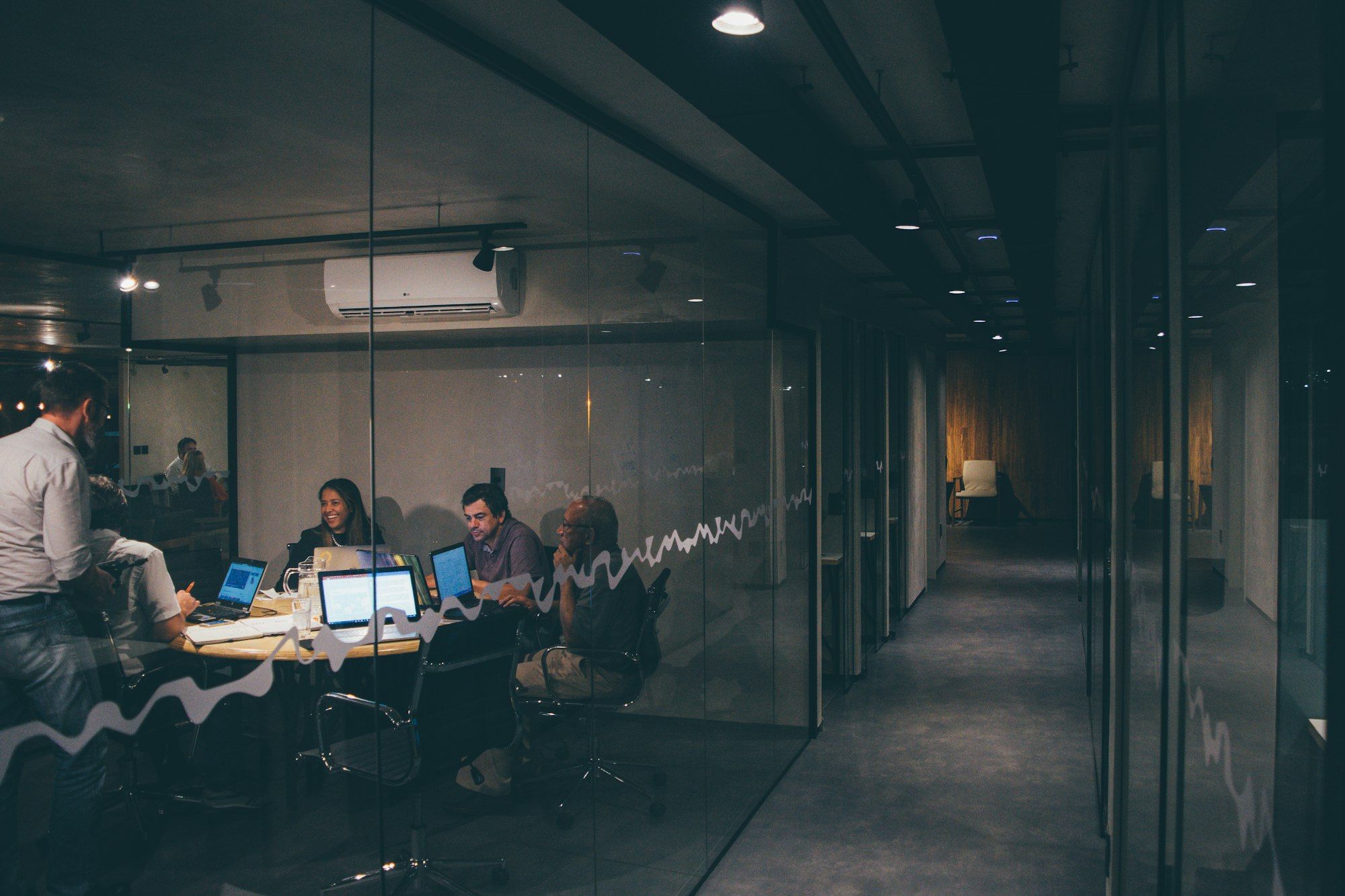Teammeeting, wenn Kolleg:innen ins Büro zurückkehren